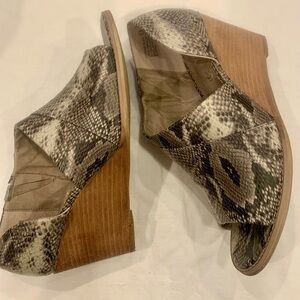 Very G gray snakeskin print wedge open toe bootie sandal size 9.5 GUC